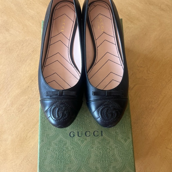 Gucci Shoes - Gucci Black Leather Flats with Logo Detail